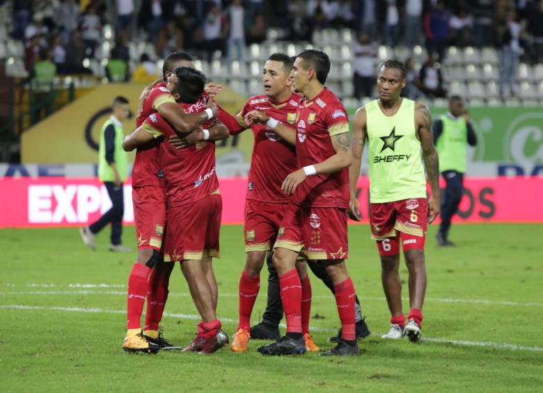 Los jugadores de Rionegro se recuperaron luego de recibir el gol de David Gómez y marcaron el empate que necesitaban para avanzar en la Liga Águila-2. FOTO Colprensa-La Patria