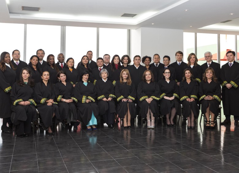 Estos son 36 de los 38 magistrados que tienen en sus manos impartir justicia restaurativa en la JEP. FOTO Cortesía JEP