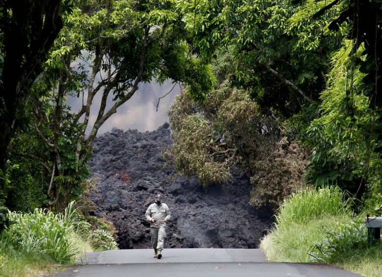 La erupción del volcán Kilauea en las islas de Hawai es una de las más largas de las últimas décadas. El río de lava que desciende por sus laderas ya alcanzó el mar y ha causado la evacuación de cientos de viviendas. Foto: REUTERS