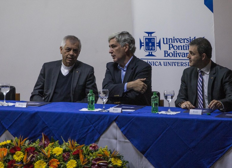 El rector de la Universidad Pontificia Bolivariana, Pbro. Julio Jairo Ceballos; el ministro de Salud, Juan Pablo Uribe; y Carlos Alberto Restrepo, director de la Clínica Universitaria Bolivariana, durante el acto de entrega de la certificación como hospital universitario.