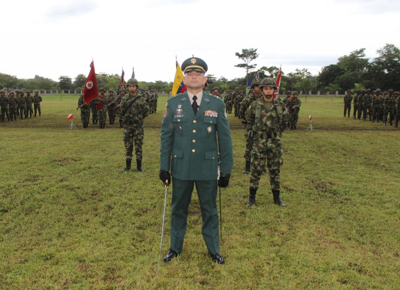 En el campo de paradas de la Brigada XVII, sede de Carepa, asumió el mando la última semana el coronel Dangond, en reemplazo del coronel Sandro Grajales, que estaba encargado. FOTO Cortesía 