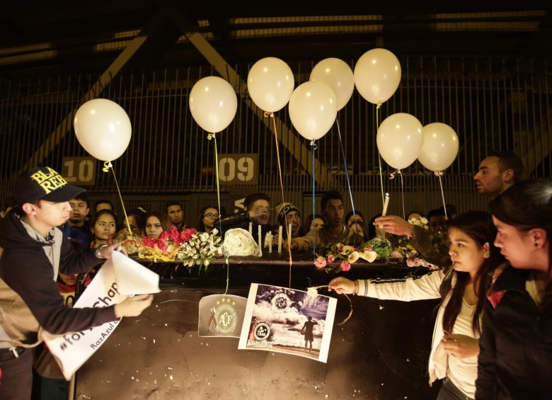 Así fue el homenaje de los hinchas en Bogotá a víctimas de Chapecoense