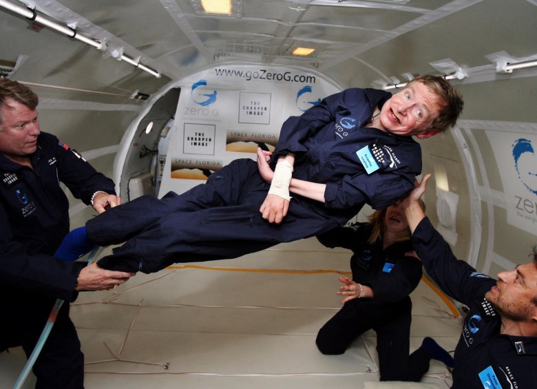 Stephen Hawking experimentando la gravedad 0 durante un vuelo por el océano Atlántico. FOTO AFP