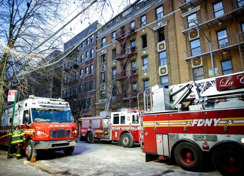 Este es el edificio del Bronx en el que murieron 12 personas durante un incendio en la noche del jueves. FOTO AFP