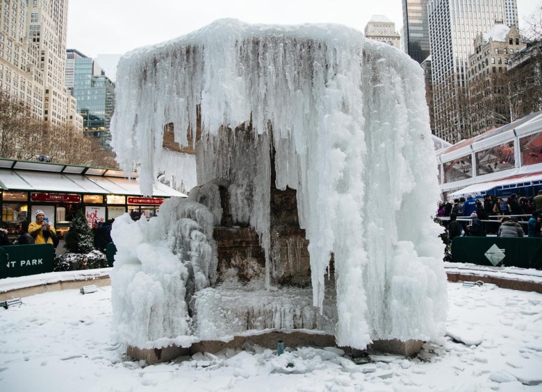Fuente congelada en el Bryant Park, Nueva York. Frío ártico se vive en la región. Foto Efe