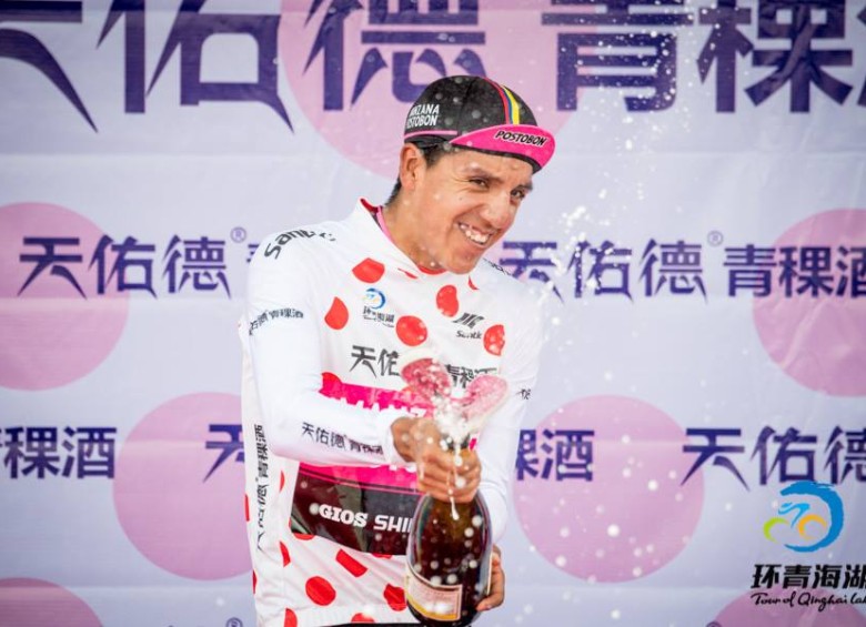 El colombiano Hernán Aguirre celebra el título que logró en la Vuelta a Lago QinghaiFOTO CORTESÍA-MANZANA POSTOBON