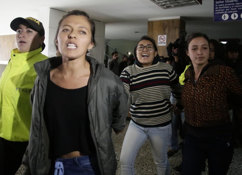 En la entrada al Complejo Judicial de Paloquemao, los nueve capturados por su presunta relación con el atentado en el centro Andino gritaron que eran inocentes y que su detención es un “falso positivo” de las autoridades. FOTO Colprensa