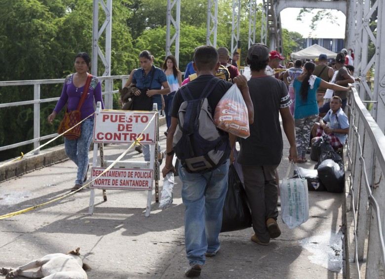 Miles de venezolanos ingresan a diario a Colombia por los pasos fronterizos, pero es imposible controlar la zona boscosa o las trochas. FOTO COLPRENSA