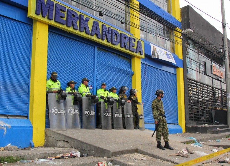 Desordenes en el sur de Bogotá por intento de saqueo en supermercados Merkandrea, que son objeto de extensión de dominio por la fiscalía, por supuestamente ser de las Farc. FOTO: Colprensa