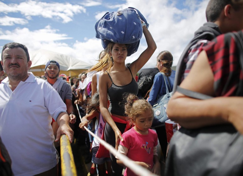 Población venezolana esperando una autorización para cruzar la frontera en San Antonio. FOTO AP