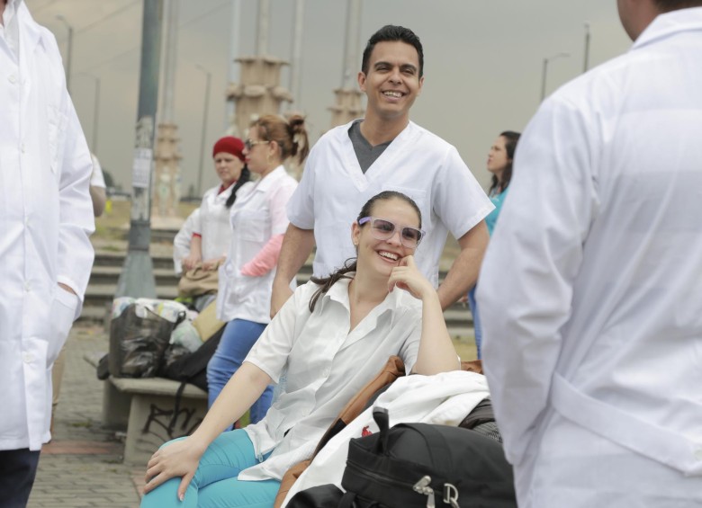 Alrededor de medio centenar de cubanos que desertaron de las misiones médicas de Venezuela se concentraron este sábado en Bogotá para denunciar “el limbo legal”. FOTO AP