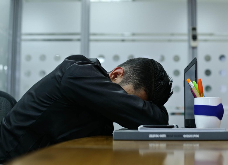 Dormir poco tiene consecuencias sobre el estado de ánimo de las personas y también sobre su rendimiento laboral. Foto Colprensa.