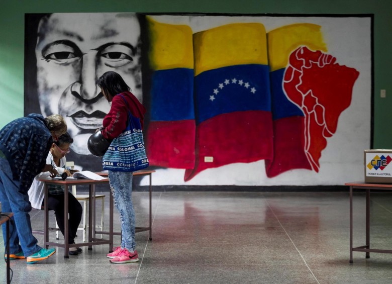 Durante la jornada electoral venezolana no se presentaron las tradicionales filas, por lo que se puede concluir que hubo una abstención superior. La mayoría de los candidatos eran chavistas. FOTO EFE