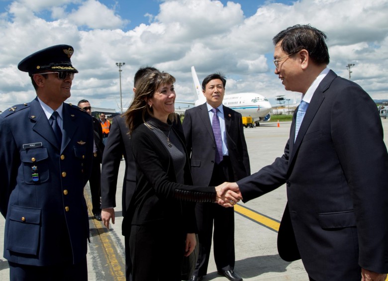 Dejiang fue recibido el pasado domingo en el aeropuerto de Catam por la viceministra de Relaciones Exteriores de Colombia, Patti Londoño. CORTESÍA CANCILLERÍA