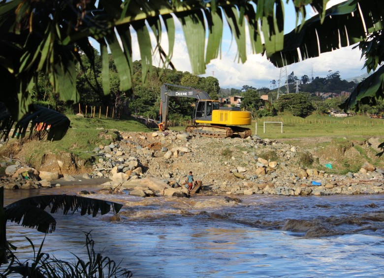 Esta es la zona del río Medellín que estaría siendo afectada por la extracción de material, en la vía Hatillo- Barbosa, a 1,2 kilómetros de la cabecera de este municipio. FOTO CORTESÍA CORANTIOQUIA