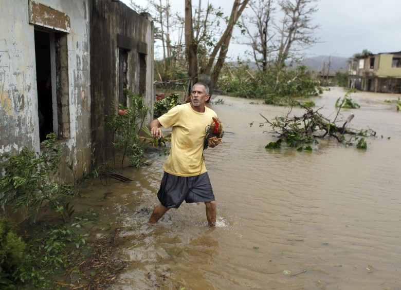 Aún no hay reporte de víctimas mortales en la isla tras el paso del ciclón tropical, pero este dejó el territorio sin energía. FOTO AFP 