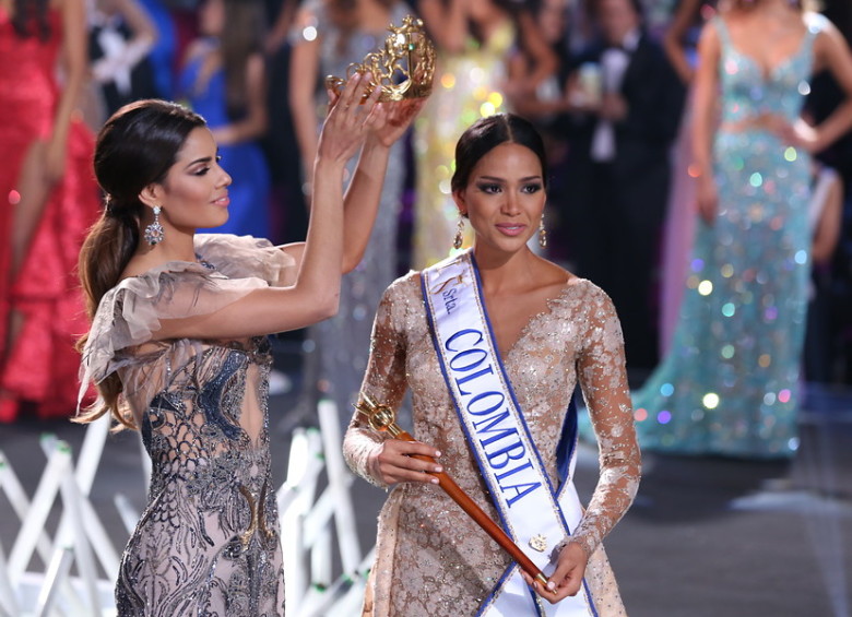Ariadna Gutiérrez corona a Andrea Tovar como la nueva Señorita Colombia. Esa coronación fue en noviembre de 2015. FOTO Colprensa