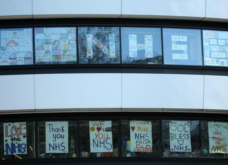 Los mensajes de apoyo para el NHS (Servicio Nacional de Salud) se ven en las ventanas de un edificio cerca del Hospital St Thomas ‘en el centro de Londres, donde el primer ministro británico estaba en cuidados intensivos. Foto: 
