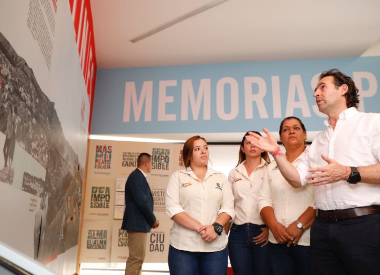 El alcalde de Medellín Federico Gutiérrez estuvo con Valentina, Tatiana y Liliana (contratistas del municipio) haciendo el recorrido en el Museo Casa de la Memoria. FOTO CORTESÍA ALCALDÍA DE MEDELLÍN 