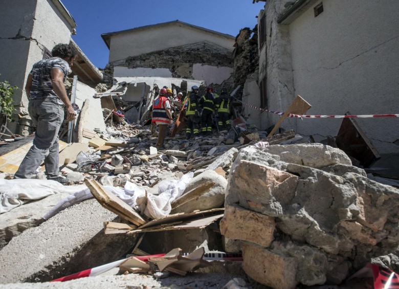 El Servicio Geológico italiano indicó que la magnitud del terremoto fue de 6 grados, mientras que Estados Unidos elevó la magnitud a 6,2 y situó el epicentro en Norcia, a unos 170 kilómetros al noreste de Roma, con una profundidad relativamente escasa de 10 kilómetros. En la imagen, las ruinas de Accumoli. FOTO AP