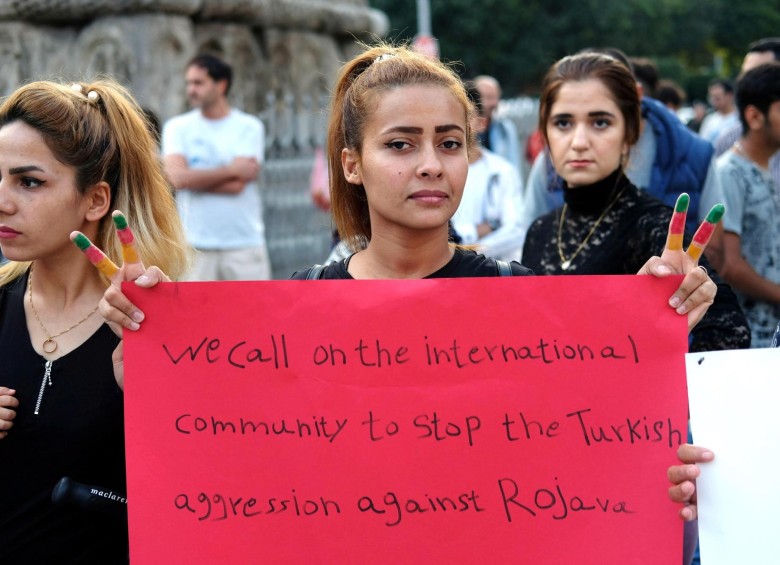 Integrantes de las comunidades kurdas en Grecia mantenían las protestas contra el asalto militar de Turquía en Siria. EFE