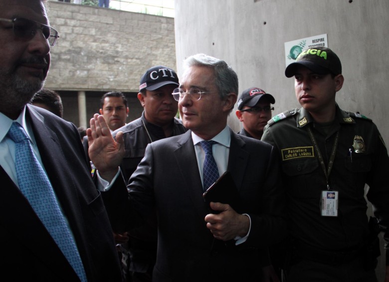 La Fiscalía General de la Nación le solicitó nuevamente a la Corte Suprema de Justicia que indague la presunta responsabilidad del senador Álvaro Uribe Vélez. FOTO COLPRENSA