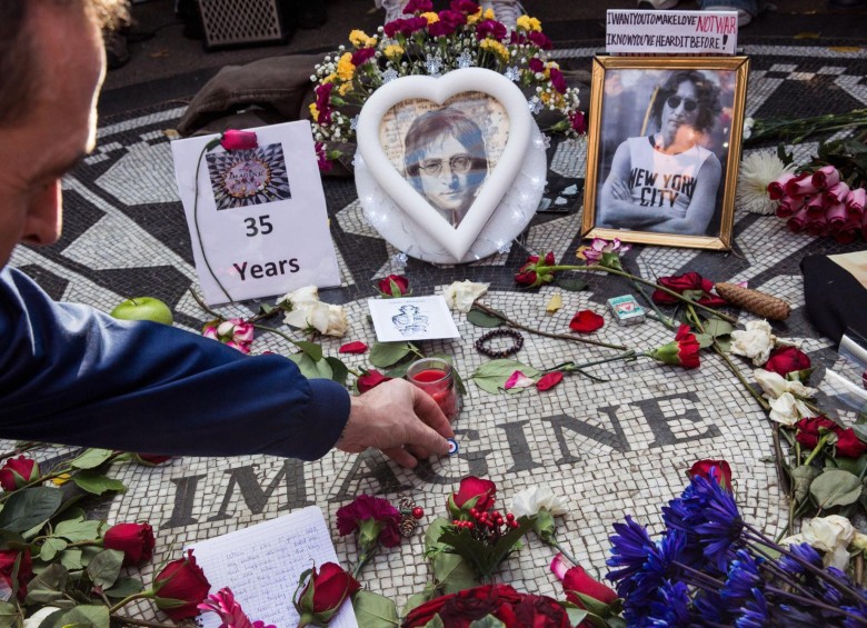 Miles de seguidores de la música y el pensamiento de Lennon se reunieron para cantar sus canciones y dejar ofrendas florales. FOTO afp