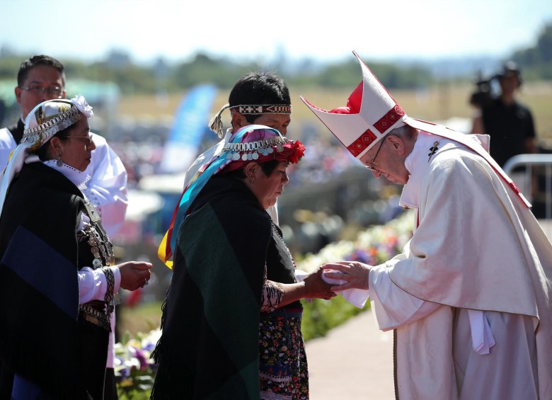 Algunos líderes mapuches participaron en la eucaristía celebrada por el Papa Francisco en Temuco. A quienes les dijo: “no se puede pedir reconocimiento aniquilando al otro”. FOTO Reuters
