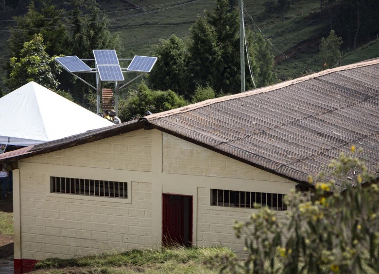 Las celdas solares instaladas en el Colegio Universidad Virtual de Colombia, en Bello, beneficiarán a 245 estudiantes. FOTO epm