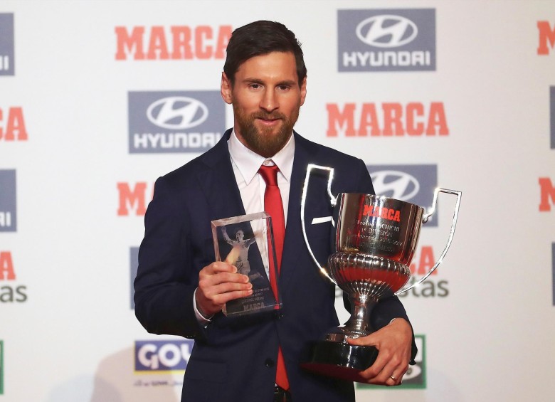 El argentino Lionel Messi durante la gala de entrega de los premios de la Liga española, con sus dos trofeos. FOTO efe