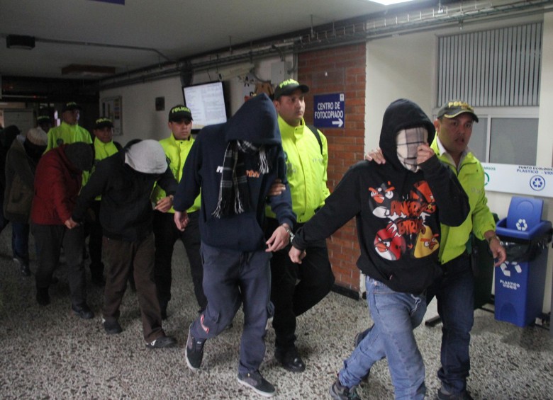 Los 13 detenidos por ser los presuntos responsables de los atentados terroristas de 2014 en Bogotá y los disturbios del 20 de mayo de la Universidad Nacional. FOTO COLPRENSA
