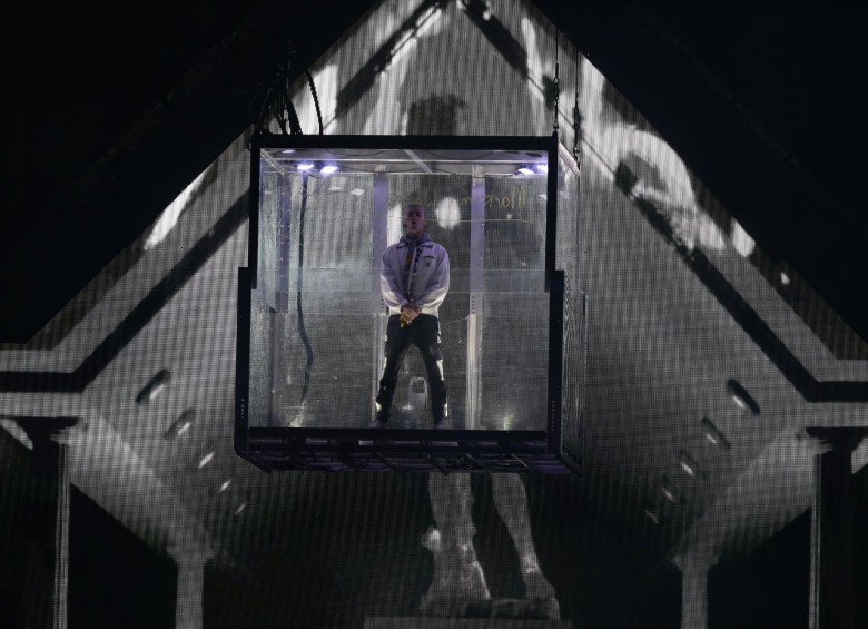 El artista empezó su actuación, minutos antes de lo previsto, metido en una inmensa caja de cristal. FOTO COLPRENSA