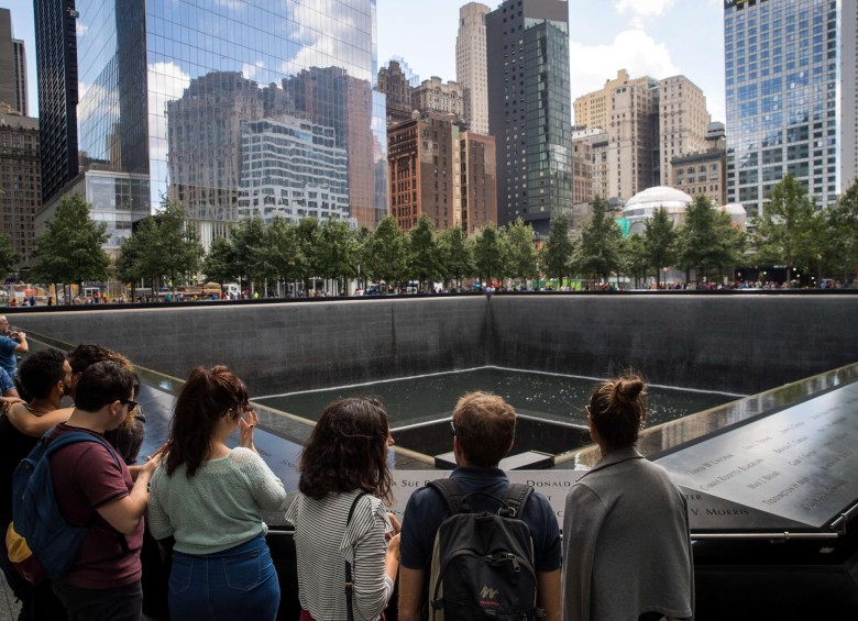 Turistas visitan el memorial en Nueva York, homenaje a las víctimas de los atentados del 11 de septiembre de 2001. FOTO afp