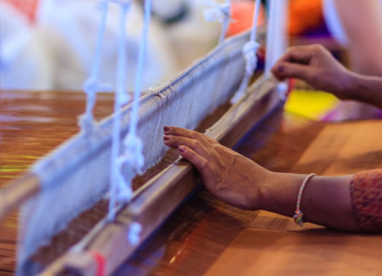 Algunas iniciativas de moda sostenible buscan resaltar el trabajo manual de tejedores alrededor del mundo. FOTO Sstock