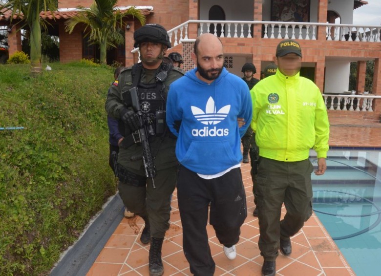 Momento de la captura de alias “Draculín”, presunto cabecilla de la Odín Caicedo. FOTO POLICÍA METROPOLITANA DEL VALLE DE ABURRÁ