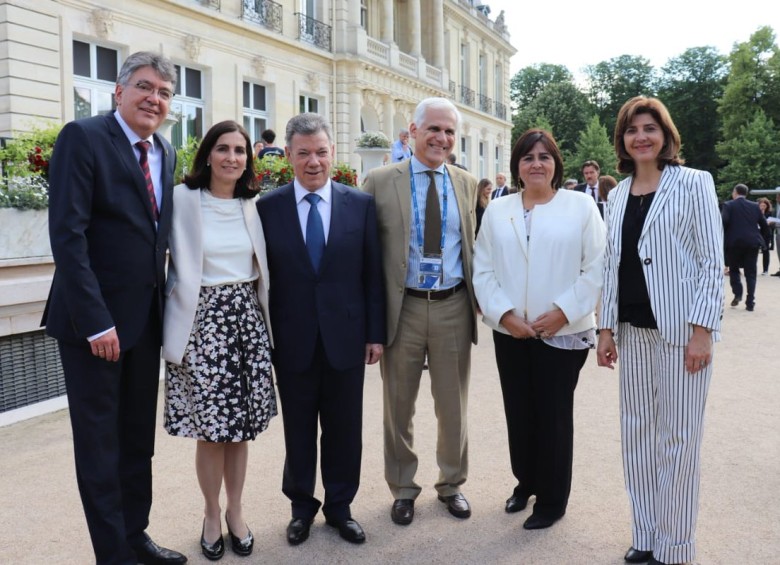 En su orden, el ministro de Hacienda, Mauricio Cárdenas; Catalina Crane, coordinadora de acceso a Ocde; el presidente Santos; Nicola Bonucci, director Asuntos Legales de Ocde; María Lorena Gutiérrez, ministra de Comercio, Industria y Turismo; y la canciller, María Ángela Holguín. FOTO minhacienda