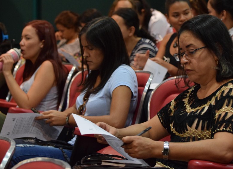 La Universidad Pontificia Bolivariana ofrece clubes gratuitos de conversación en inglés para la comunidad donde se reúnen para practicar y compartir conocimientos en el idioma. FOTO cortesía upb