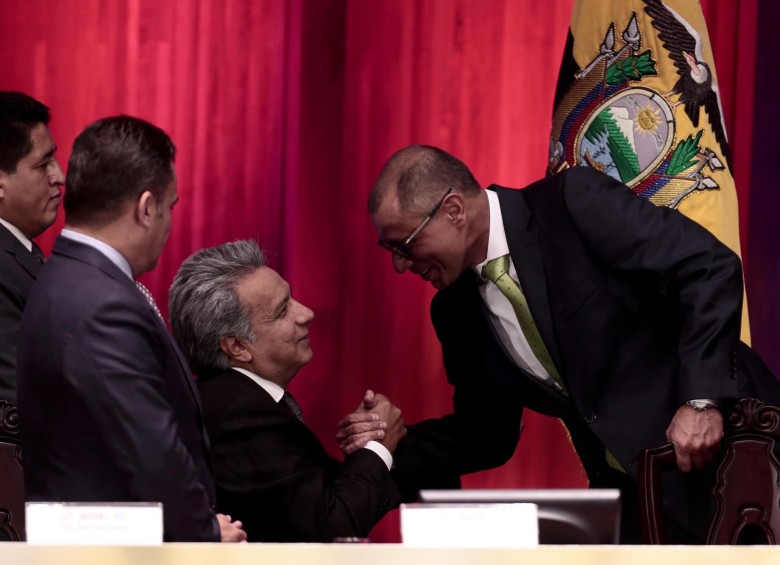 El presidente de Ecuador, Lenín Moreno, estrechando su mano con el exvicepresidente Jorge Glas durante el acto de posesión hace dos meses. FOTO EFE