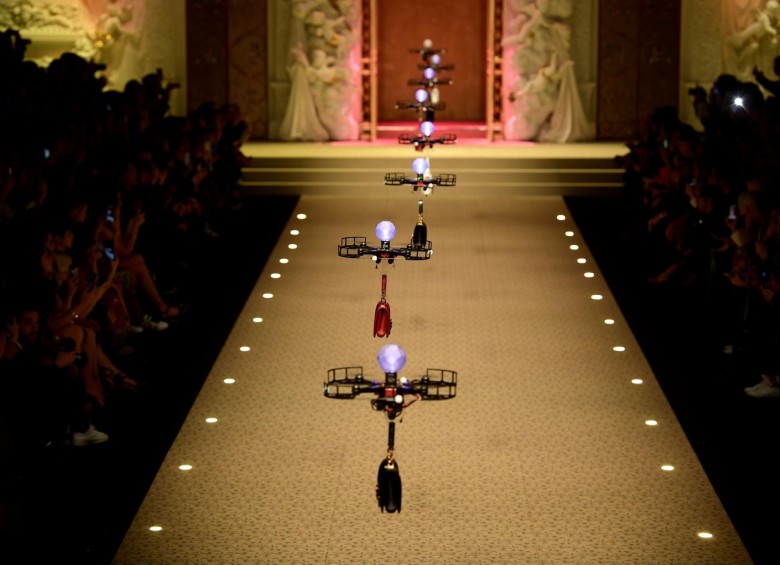 Elegantes drones desfilaron para mostrar a los asistentes la nueva colección de bolsos de Dolce & Gabbana. Foto: AFP