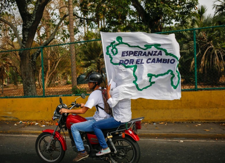 Simpatizantes del pastor evangélico Javier Bertucci, candidato a la presidencia de Venezuela, participan en una caravana en el inicio de la campaña para las elecciones presidenciales este domingo 22 de abril de 2018, en Caracas (Venezuela). FOTO EFE