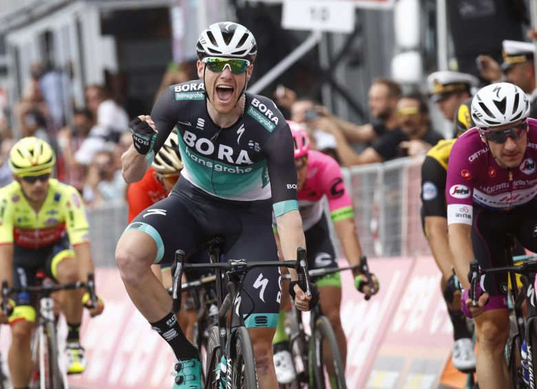 Sam Bennett le quitó la posibilidad a Italia de hacer el 1, 2 y 3 en el Giro. FOTO AFP
