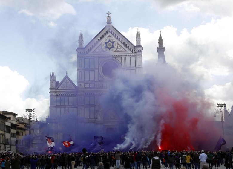 Con humo de los colores de la Fiorentina frente a la iglesia donde se realizó el funeral, acompañó el adiós al excapitán. FOTO EFE