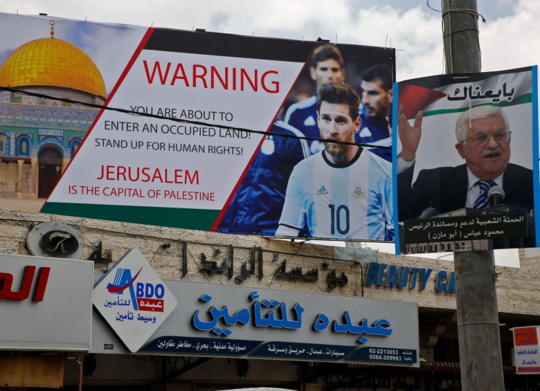 La indignación de la sociedad palestina ante el ya cancelado partido en Jerusalén fue evidente en distintas pancartas en las calles de Hebrón. FOTO AFP