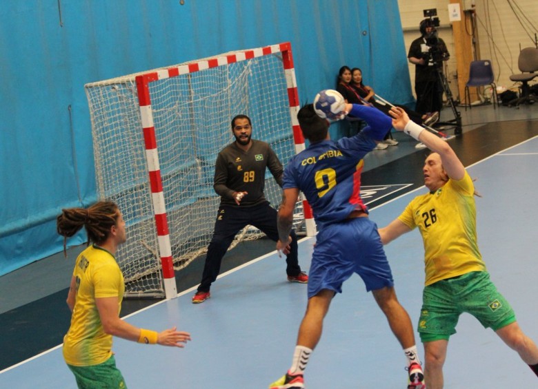 La Selección Colombia, en acción ante Brasil en su segundo juego en Groenlandia. FOTO cortesía-federación balonmano