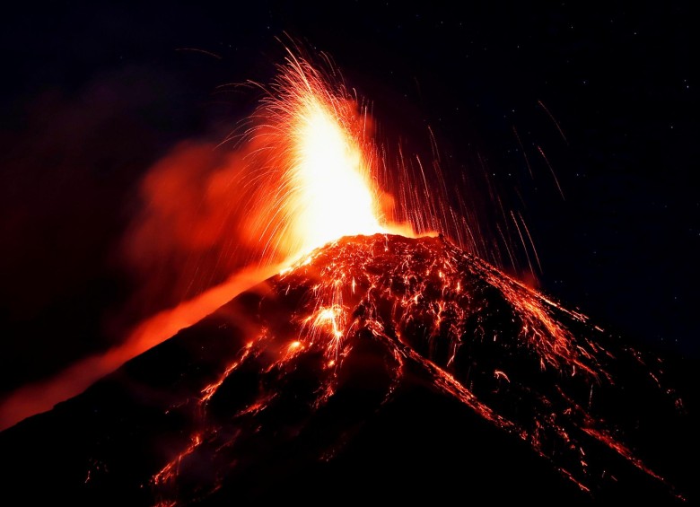 El volcán, de 3.763 metros de altura y ubicado 35 km al suroeste de Ciudad de Guatemala, inició la mañana del domingo su quinto ciclo eruptivo en lo que va del año y cerca de la medianoche aumentó la violencia de sus explosiones, lo que también llevó a declarar el alerta roja.