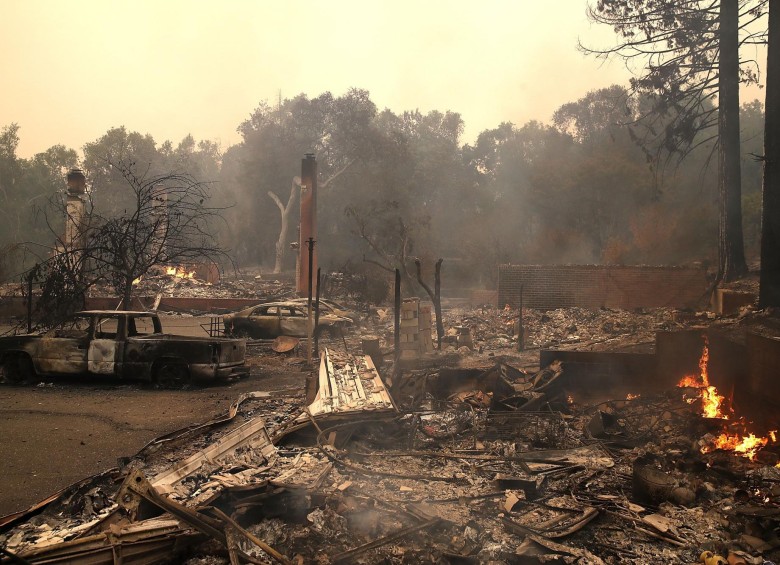 Según esta fuente, el fuego ya ha devorado más de 4.000 hectáreas y ha provocado la evacuación de cientos de personas de sus casas. FOTO EFE