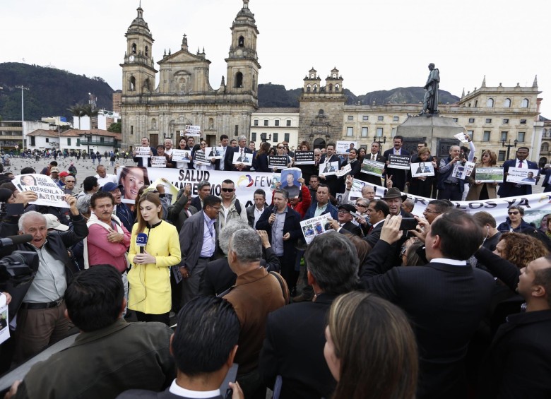 Con un plantón que se cumplió en la Plaza de Bolívar en Bogotá, familiares de los periodistas del Canal en RCN retenidos en Norte de Santander. FOTO COLPRENSA