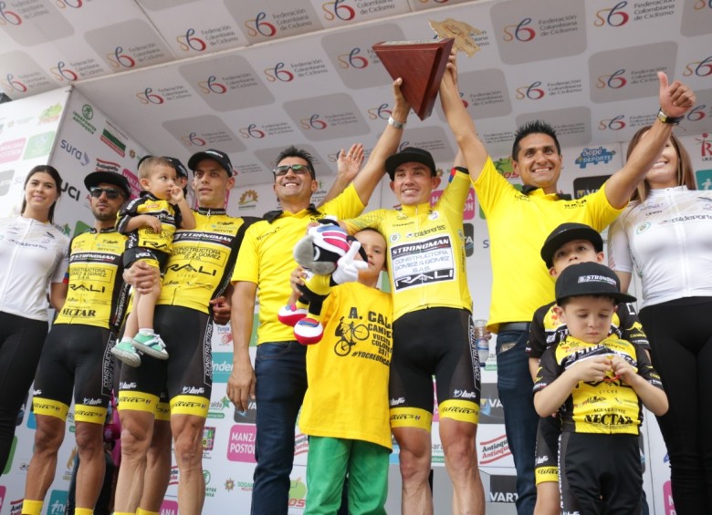 Luis Alfonso Cely logró su tercer título en Vuelta a Colombia. Ya lo había logrado dos veces con Félix Cárdenas en 2011 y 2012 con GW Shimano. En Pereira volvió a celebrar. FOTO cortesía fedeciclismo