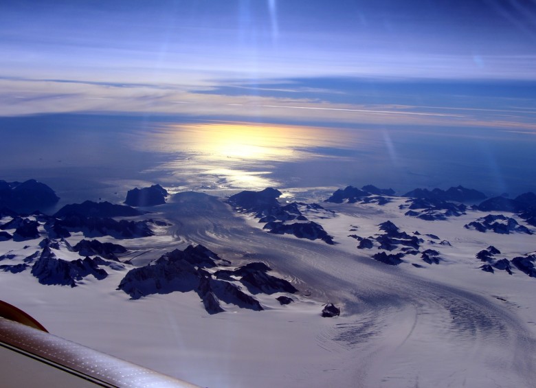 La misión IceBridge de la Nasa reportó el deshielo de Groenlandia durante el verano. En la foto, sobre la región Helheim/Kangerdlugssuaq y sus glaciares. FOTO Nasa/Eos