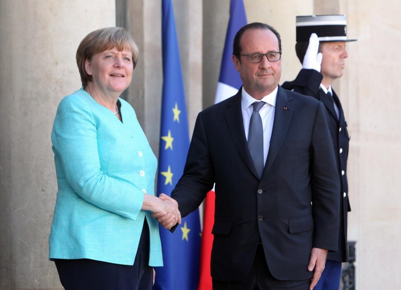 Merkel se reunió con su similar francés, Francois Hollande, en el Palacio del Elíseo en París. FOTO ap